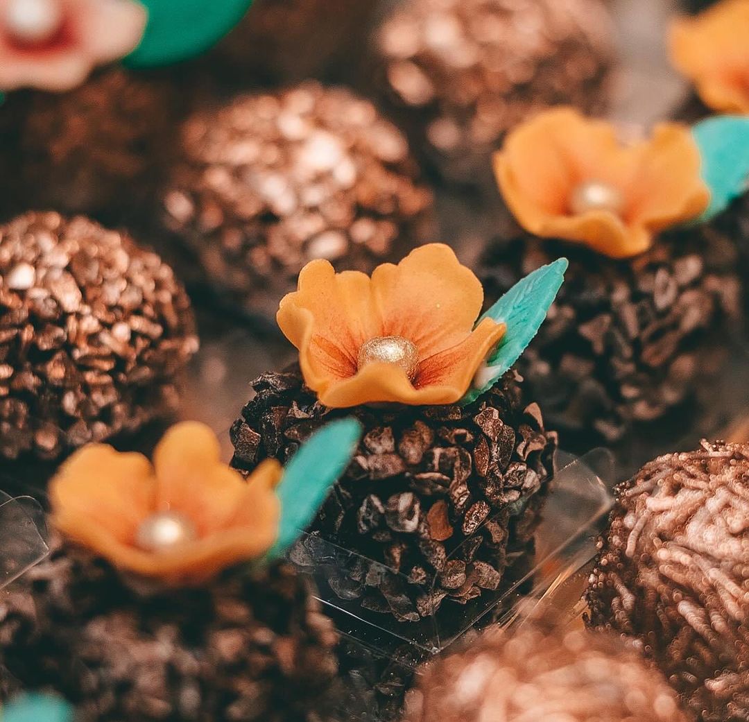 Brigadeiros com mini flores laranja