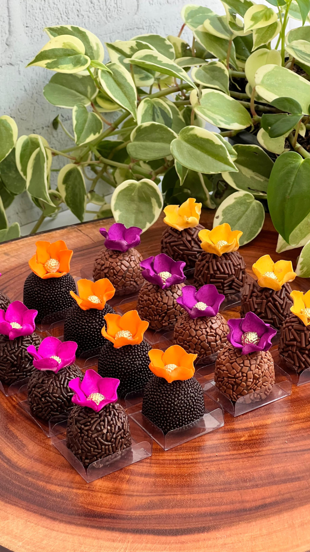 Brigadeiro finalizado com mini flores de açúcar