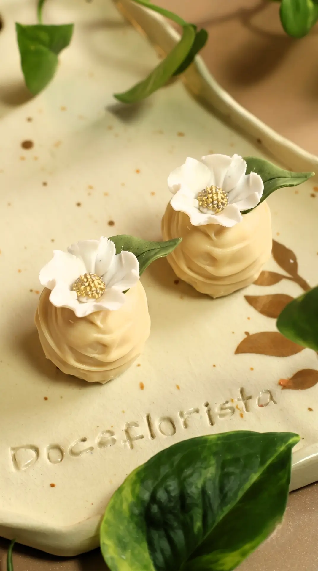 Dois brigadeiros com mini flores brancas