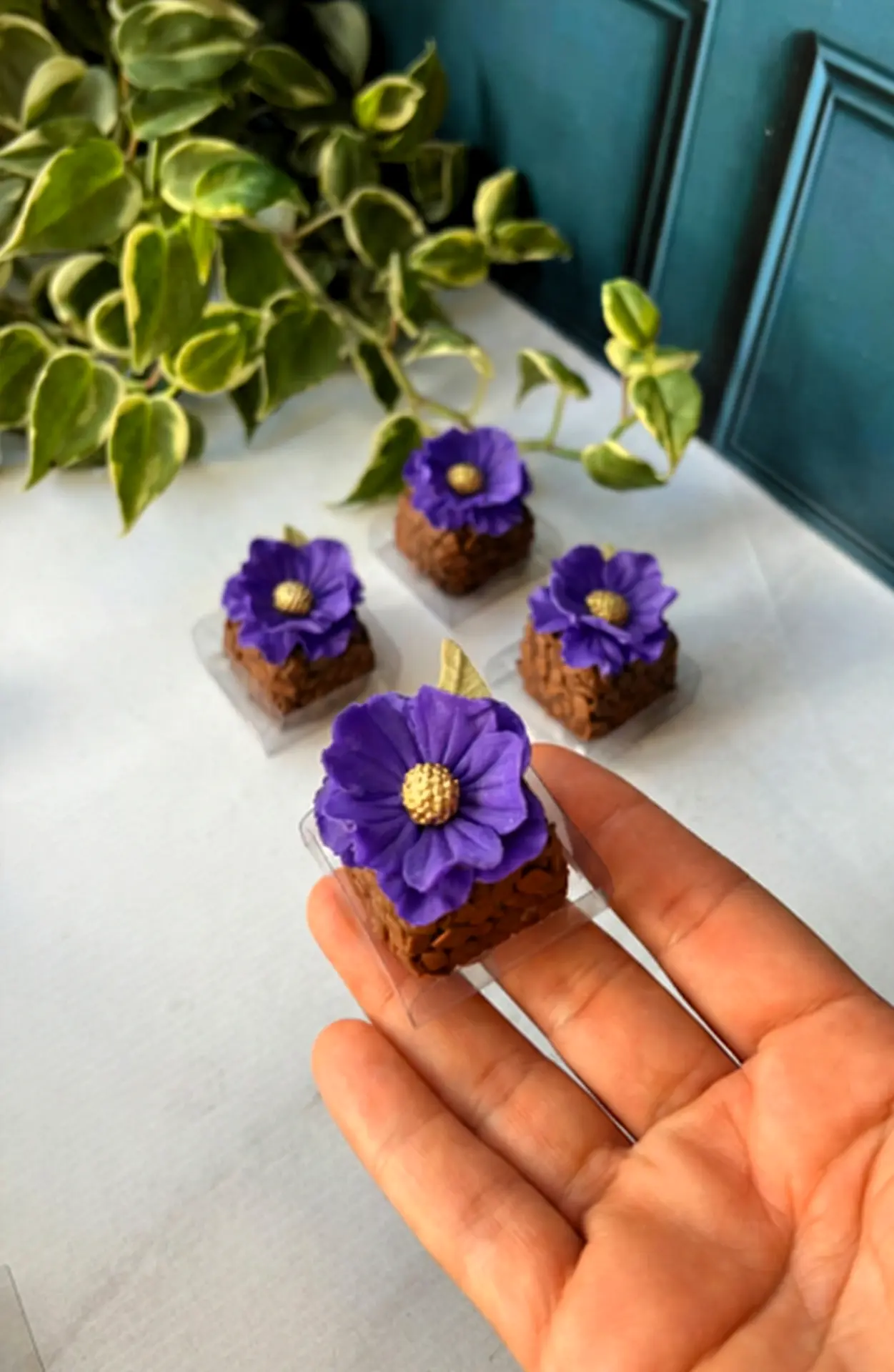Brigadeiros com mini flores roxas