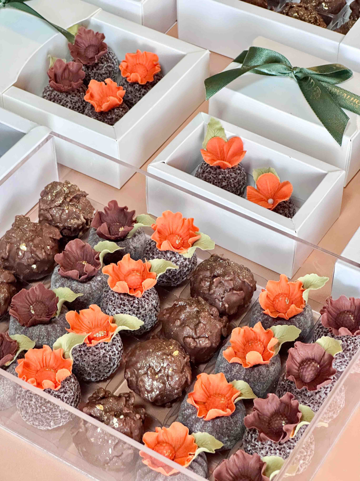 Bandejas de brigadeiros com mini flores laranja